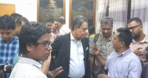 বৈঠক শেষ, পোশাকশ্রমিকদের ন্যূনতম মজুরি ঘোষণা হয়নি