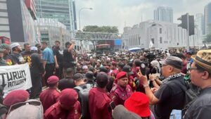 আনোয়ার ইব্রাহিমের পদত্যাগ দাবিতে উত্তাল মালয়েশিয়া