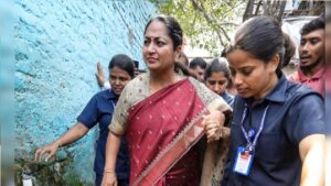 বাসভবনে ঢুকে দিল্লির মুখ্যমন্ত্রীকে ‘চড়’