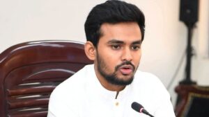 হাঁসের মাংস খেতে নীলা মার্কেটে যান আসিফ
