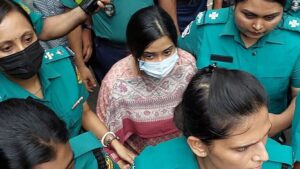 হ্যান্ডমাইক হাতে প্রশিক্ষণ দেন সুমাইয়া জাফরিন