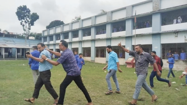 স্কুল থেকে শিক্ষককে টেনেহিঁচড়ে বের করা সেই বিএনপি নেতা গ্রেফতার