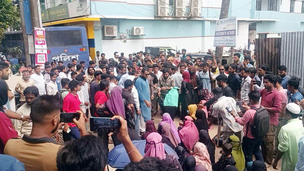 রোহিঙ্গা ক্যাম্পে শিক্ষকদের আন্দোলন থেকে আ/ট/ক ২০, থানা ফটকে বিক্ষোভ