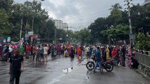 হঠাৎ গার্মেন্টস কারখানা বন্ধ, তেজগাঁওয়ে রাস্তা অবরোধ শ্রমিকদের