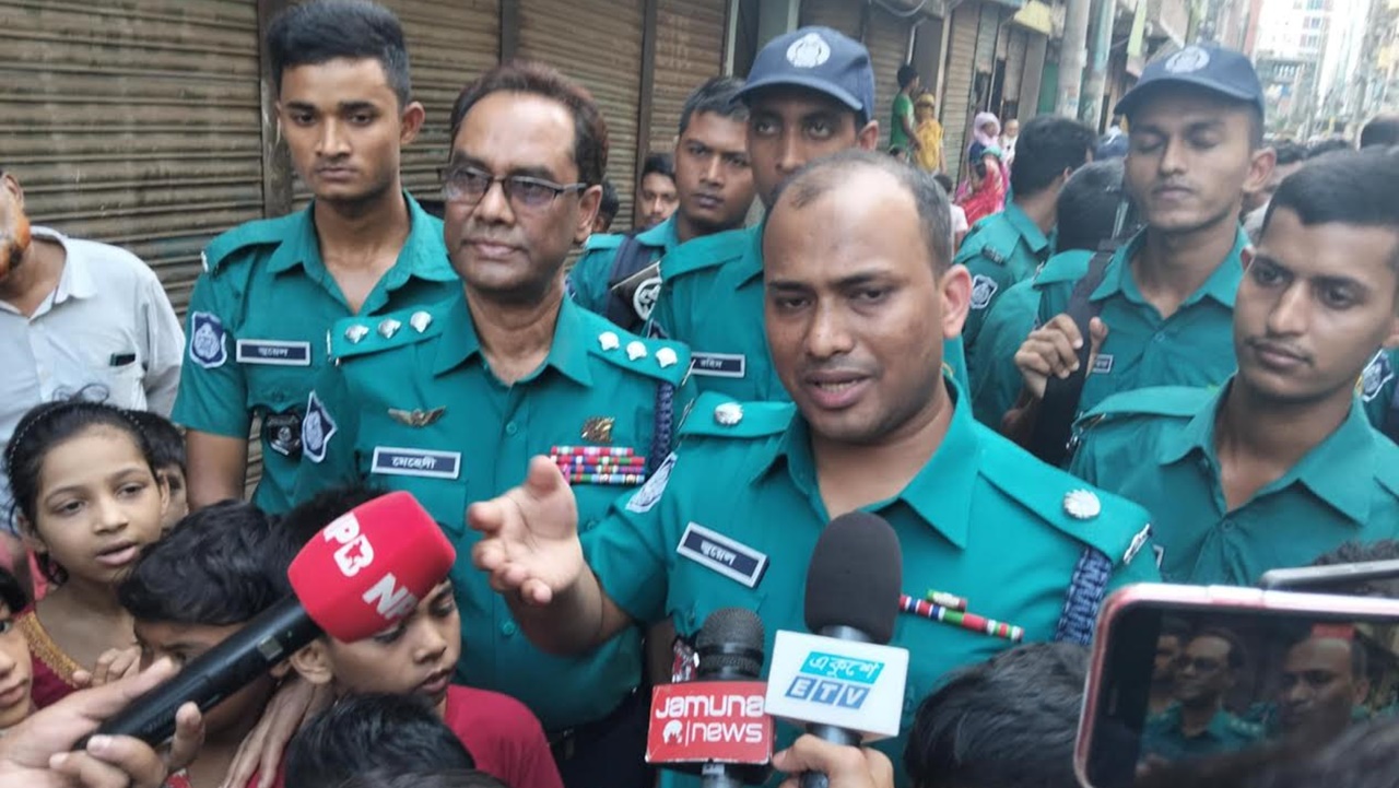 জেনেভা ক্যাম্পে অভিযান, দেশীয় অস্ত্রসহ আটক ২
