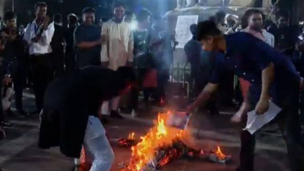 জুলাই শহীদদের অপমান: ঢাবিতে ফজলুর কুশপুত্তলিকা দাহ