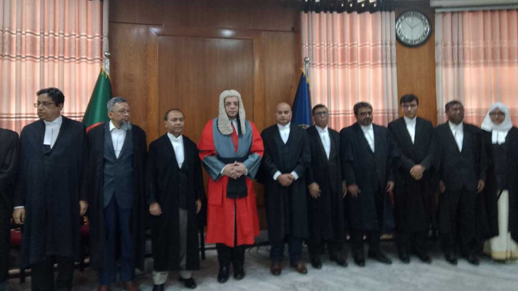 সুপ্রিম কোর্টের হাইকোর্ট বিভাগে নতুন নিয়োগ পাওয়া ২৫ বিচারপতি শপথ নিয়েছেন। মঙ্গলবার (২৬ আগস্ট) দুপুর ১টা ৪০ মিনিটে প্রধান বিচারপতি ড. সৈয়দ রেফাত আহমেদ তাদের শপথবাক্য পাঠ করান। শপথ অনুষ্ঠান পরিচালনা করেন হাইকোর্ট বিভাগের রেজিস্ট্রার (বিচার) মোয়াজ্জেম হোসাইন। শপথ নেওয়া ২৫ বিচারপতি হলেন- সুপ্রিম কোর্টের আইনজীবী মো. আনোয়ারুল ইসলাম (শাহীন), আইন ও বিচার বিভাগের অতিরিক্ত সচিব মো. সাইফুল ইসলাম, চট্টগ্রামের জেলা ও দায়রা জজ মো. নুরুল ইসলাম, আইন ও বিচার বিভাগের সচিব শেখ আবু তাহের, সুপ্রিম কোর্টের রেজিস্ট্রার জেনারেল আজিজ আহমদ ভূঞা, সুপ্রিম কোর্টের আইনজীবী রাজিউদ্দিন আহমেদ ও ফয়সাল হাসান আরিফ, আইন ও বিচার বিভাগের যুগ্ম সচিব এস এম সাইফুল ইসলাম, সুপ্রিম কোর্টের আইনজীবী মো. আসিফ হাসান ও মো. জিয়াউল হক, ডেপুটি অ্যাটর্নি জেনারেল দিহিদার মাসুম কবীর, হবিগঞ্জের জেলা ও দায়রা জজ জেসমিন আরা বেগম, বাংলাদেশ জুডিশিয়াল সার্ভিস কমিশনের সচিব মুরাদ–এ–মাওলা সোহেল, ঢাকা মহানগর দায়রা জজ মো. জাকির হোসেন, সলিসিটর (সিনিয়র জেলা জজ) মো. রাফিজুল ইসলাম, ডেপুটি অ্যাটর্নি জেনারেল মো. মনজুর আলম, মো. লুৎফর রহমান ও রেজাউল করিম, সুপ্রিম কোর্টের আইনজীবী ফাতেমা আনোয়ার, ডেপুটি অ্যাটর্নি জেনারেল মাহমুদ হাসান, সুপ্রিম কোর্টের আইনজীবী আবদুর রহমান, সৈয়দ হাসান যুবাইর, ডেপুটি অ্যাটর্নি জেনারেল এ এফ এম সাইফুল করিম, সুপ্রিম কোর্টের আইনজীবী উর্মি রহমান এবং ডেপুটি অ্যাটর্নি জেনারেল এস এম ইফতেখার উদ্দিন মাহমুদ। এর আগে সোমবার (২৫ আগস্ট) রাতে সুপ্রিম কোর্টের হাইকোর্ট বিভাগের বিচারপতি হিসেবে ২৫ জনকে নিয়োগ দেয় সরকার। আইন, বিচার ও সংসদবিষয়ক মন্ত্রণালয়ের আইন ও বিচার বিভাগ থেকে এ সংক্রান্ত প্রজ্ঞাপন জারি করা হয়।